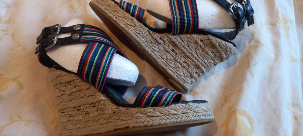 Sandálias de tiras coloridas - 36 - PROF