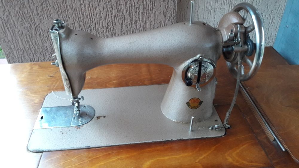 Продам швейну машинку