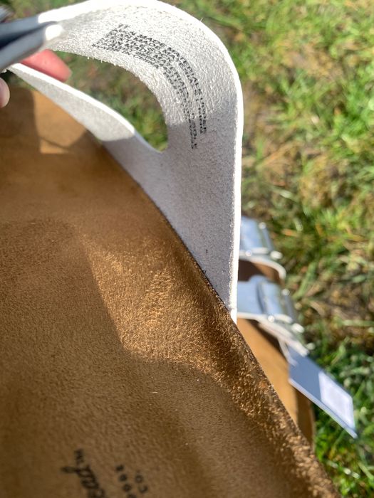 Шкіряні зручні шльопанці.