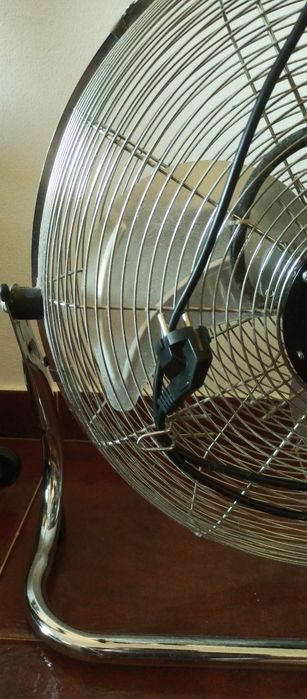 Ventilador de Chão Industrial Metálico (Cromado) – Alta Potência e Como Novo!