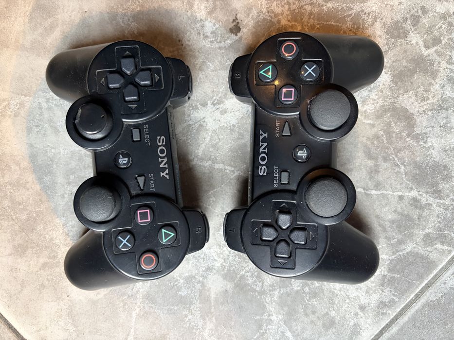 Dwa pady Sony ps3 nie ładują się.