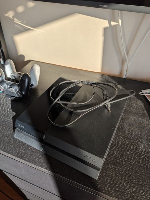 Ps4 500gb + 2 comandos