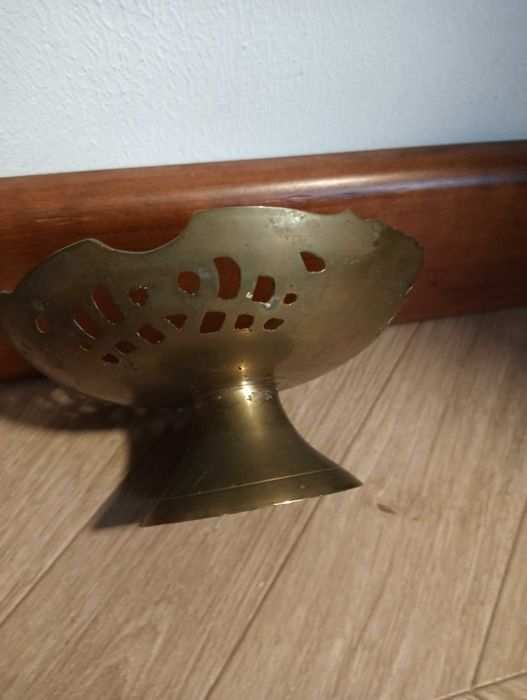 Metalowa paterka miseczka na nodze irys ażurowa