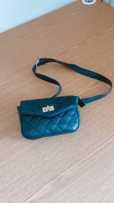 Bolsa cintura em pele preta nova, muito pratica e elegante