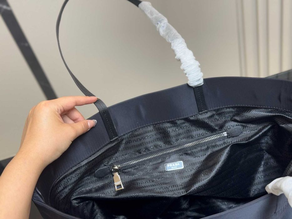 Torba tote Prada czarna nylonowa z logo trójkątnym