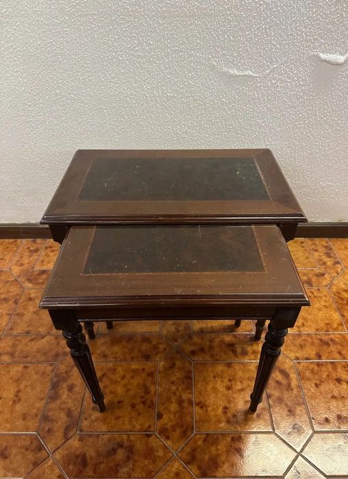 Par de mesas de apoio que encaixam