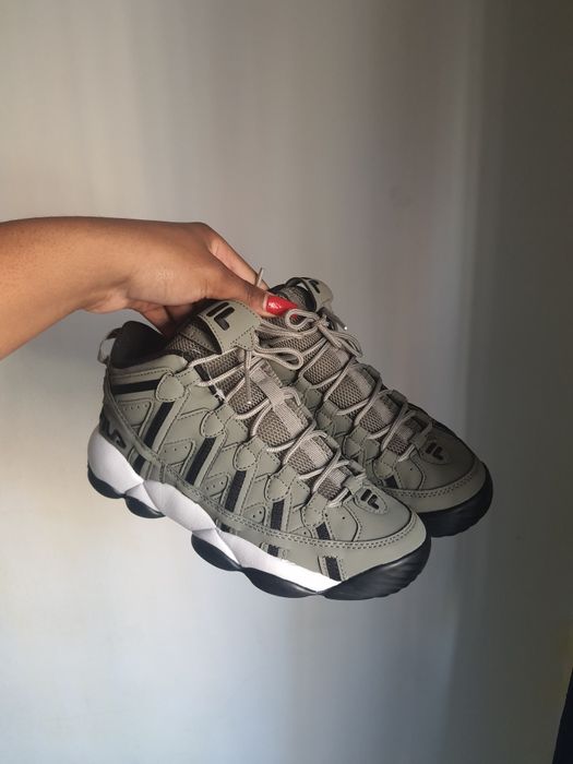 Tênis Fila modelo bota