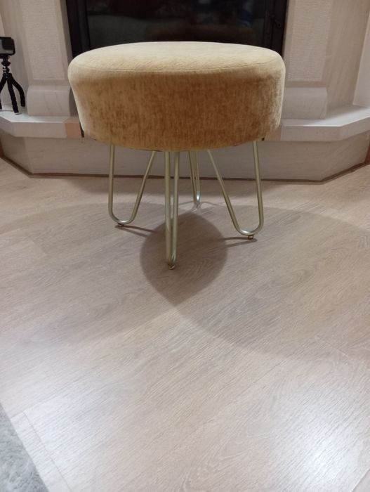 Vendo puff amarelo torrado com.pes dourados