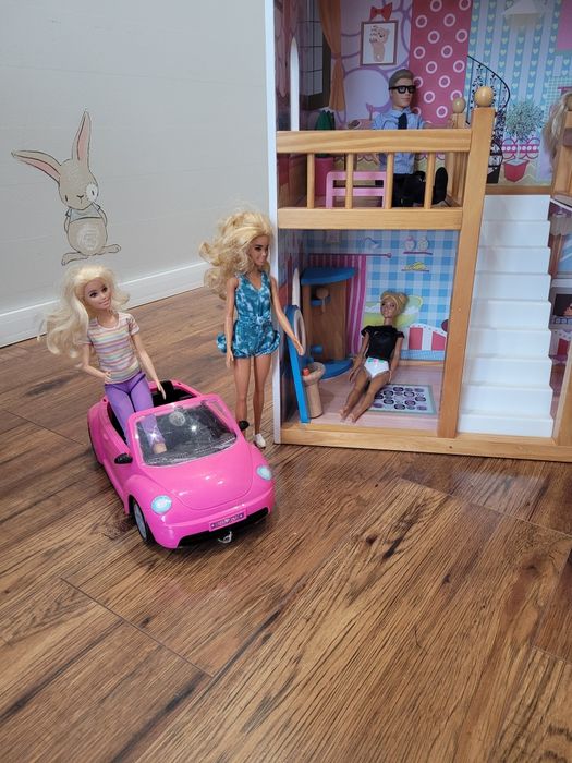 Drewniany domek dla lalek