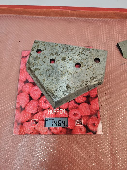 Trzy metalowe płytki tnące bizon