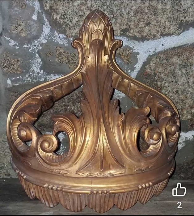 Coroa dourada talhada em madeira