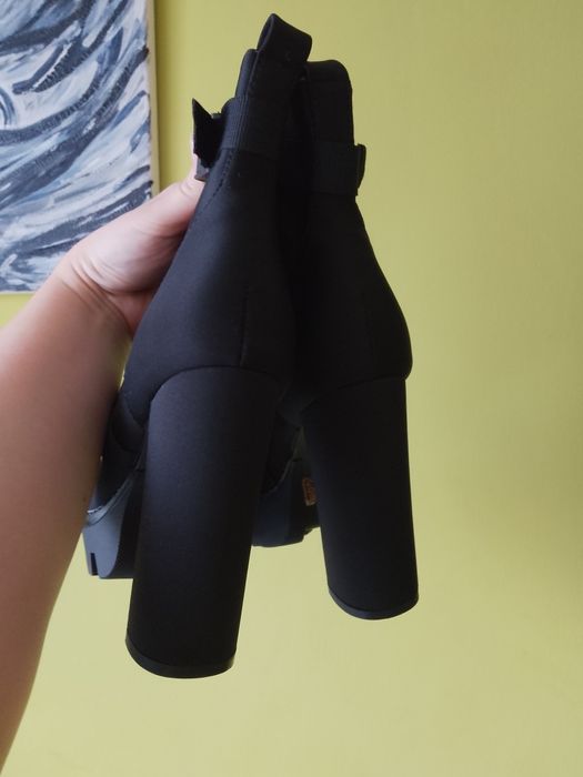 Okazja Buty na słupku obcasie Bestelle