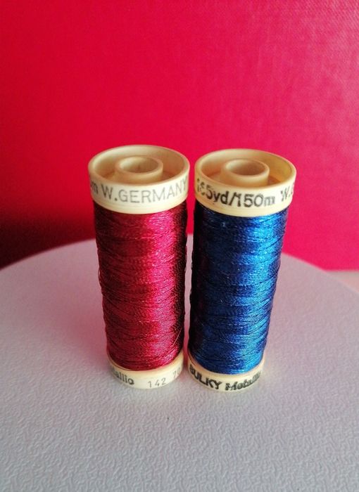 Linhas de cozer, cor metalizada, tubos com 150 metros, novas