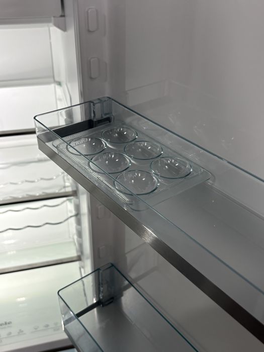 Miele K 37682 iDF — вбудований холодильник з морозильною камерою