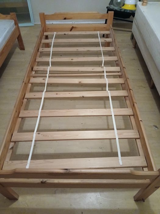 Łóżko sosnowe jednoosobowe .