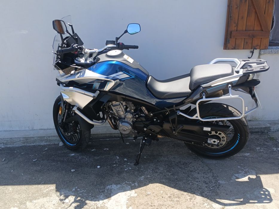 Vendo  800 MT sport cfmoto moto impecável com um ano de uso com 4000 km  com 2 anos de garantia pela marca revizao de um ano feito dia 31/08