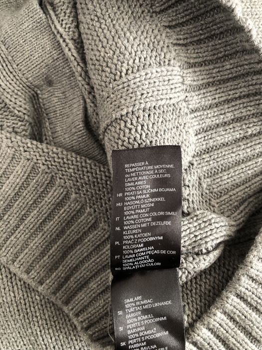 Szary sweter na guziki