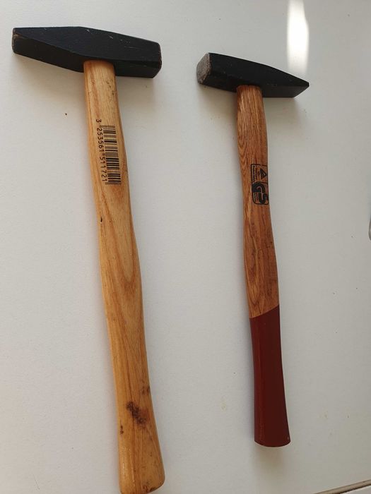 Dois Martelos  Pena com cabo em madeira