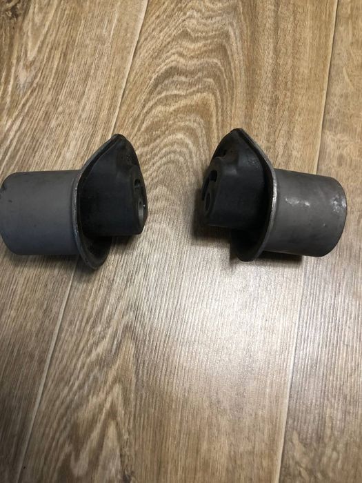 Нові сайлентблоки задньої балки для  VW Golf 3-4!