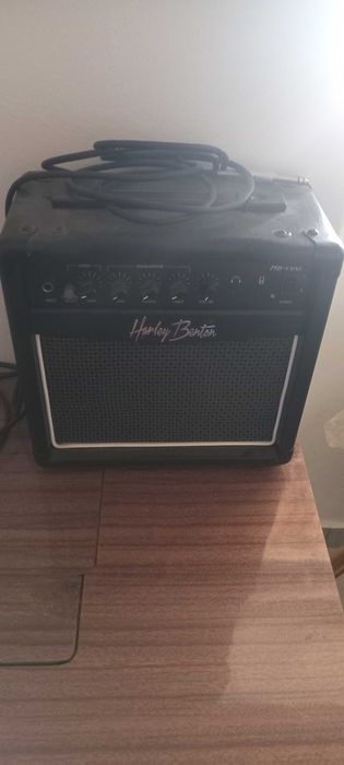 Vendo guitarra eléctrica mais sbufar e mais uma culuna ambos bom estad