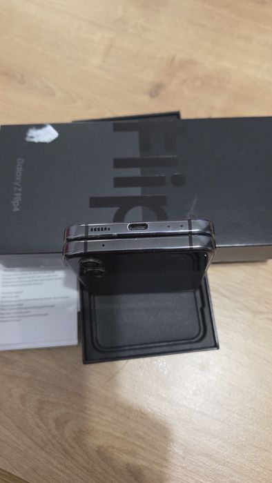 Samsung Z Flip4 5G, 128GB, 8GB RAM, Dual SIM, Graphite