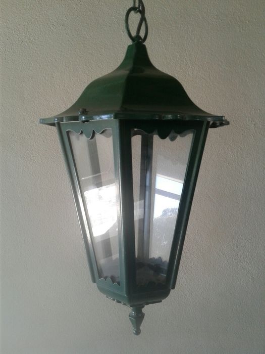 Lanterna grande candeeiro exterior e jardim verde
