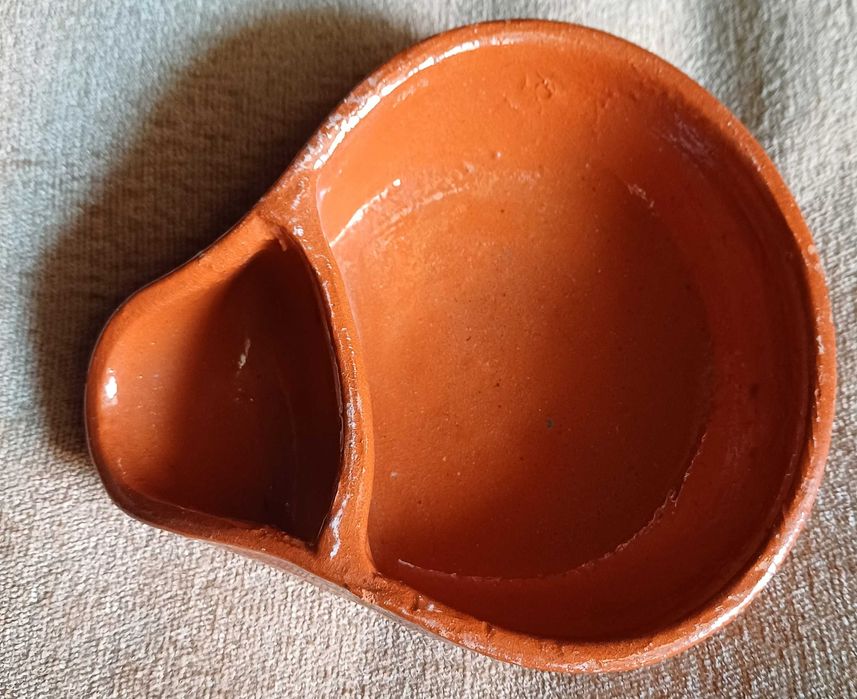 assador de chouriço e recipiente para azeitonas