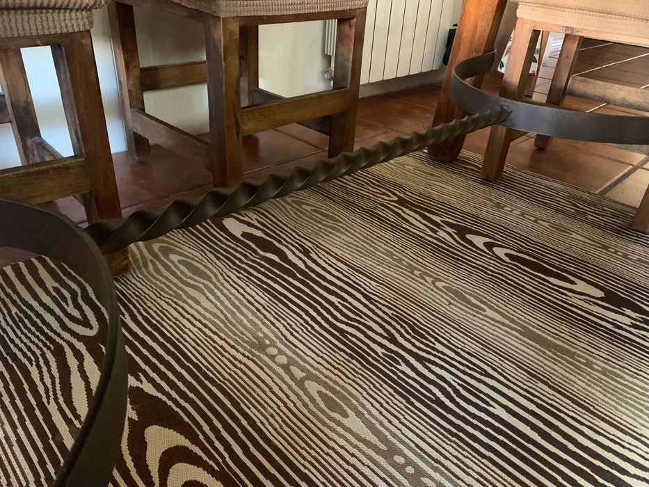 Mesa de carvalho com acabamento em ferro fundido