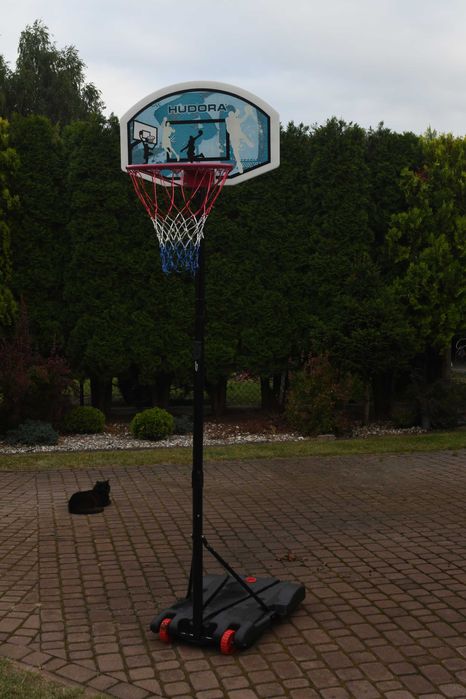 mobilny kosz do koszykówki marki Hudora, kółka