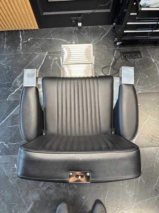 Fotel barberski stan bardzo dobry