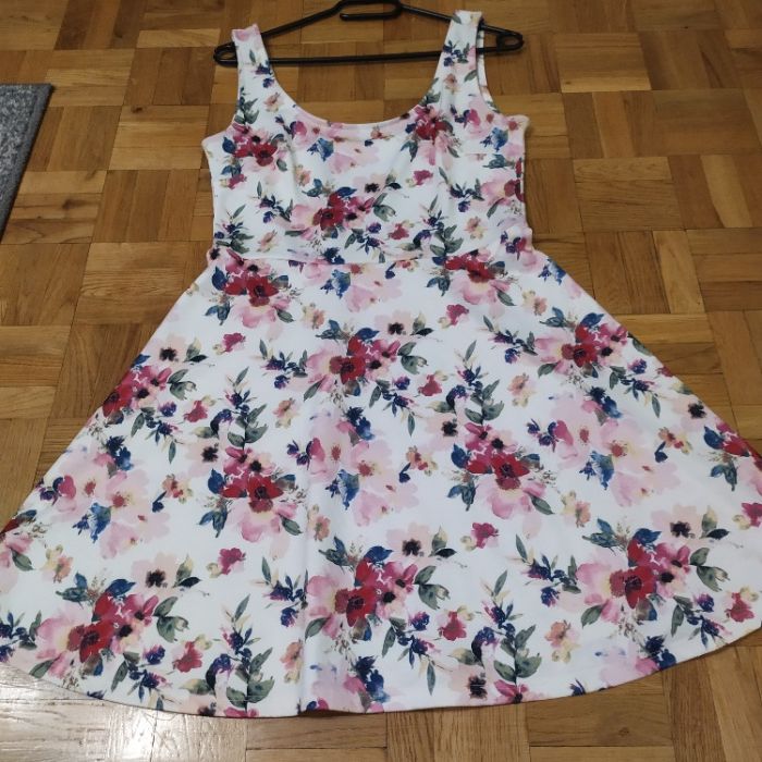 Biała sukienka w kwiaty