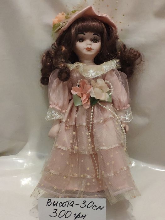 Кукла фарфоровая