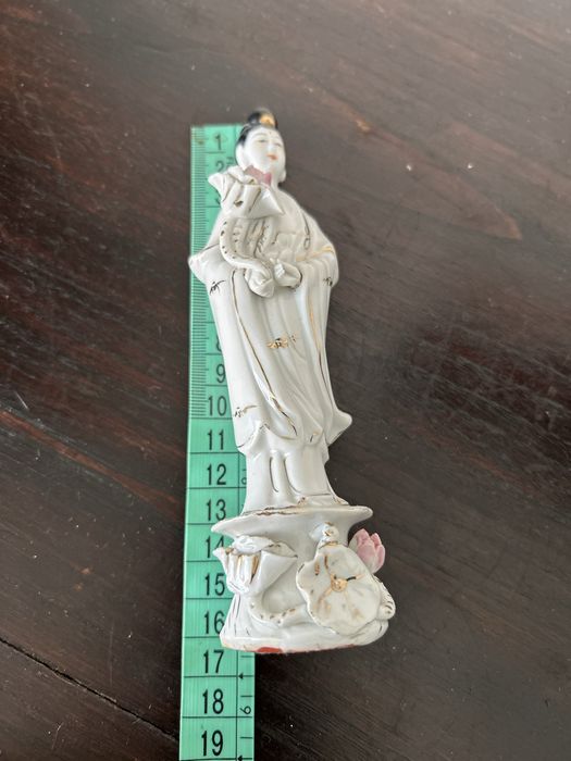 Estatueta chinesa em procelana.