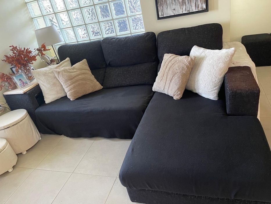 Sofá com chaise long e puff
