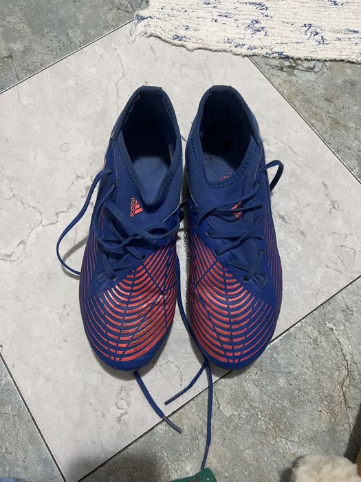 Chuteiras Adidas Predator azuis e laranja