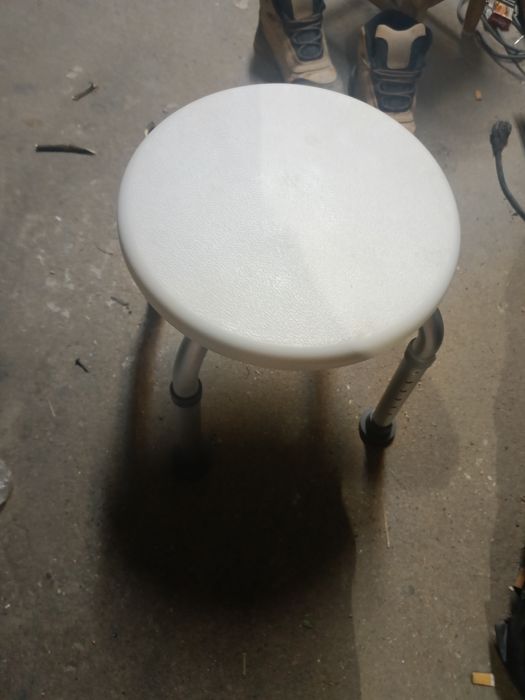 Stołeczek do wanny. Taboret prysznicowy regulowany