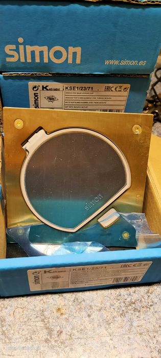 Напольная  влаго защитная розетка Simon ip 66