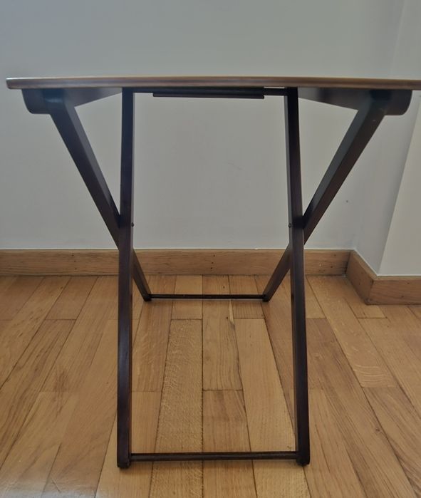 Mesa de apoio e porta revistas