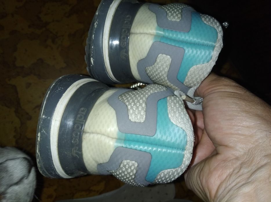 Продам кроссовки адики