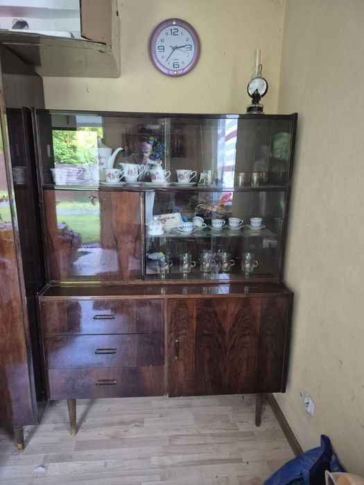 Kredens PRL wysoki połysk , gratis porcelana.