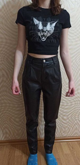 Брюки з екошкіри чорного кольору