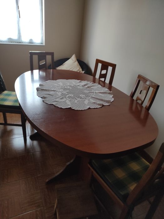Used dining table with tabletop in good condition64741181199746122