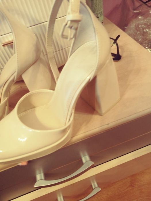 Buty lakier obcas kostka krem bershka 36