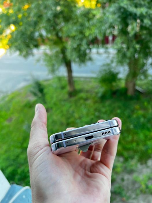 Телефон Samsung GALAXY Z FLIP 5 8/256gb Розбитий екран!: 10 900 грн ...