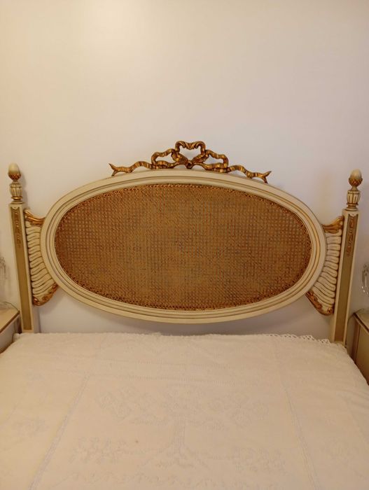 Cama Luís XIV e 2 mesas de cabeceira , em mogno branco.