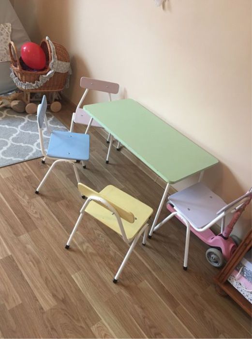 Stolik dzieciecy z krzeselkami prl