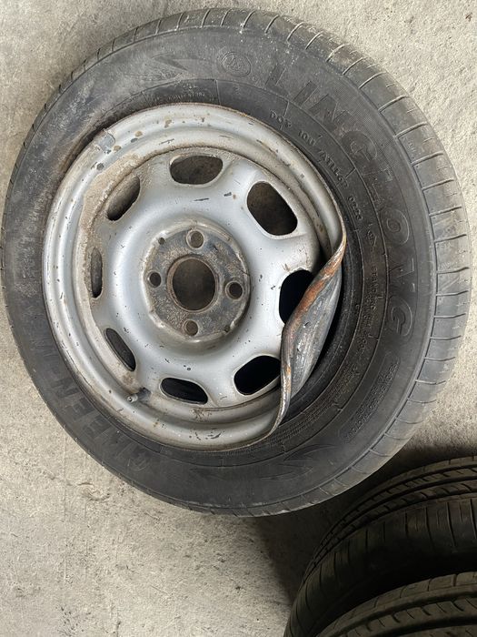 Колеса з дисками 175/70 R13 стояли на Volkswagen  гольф