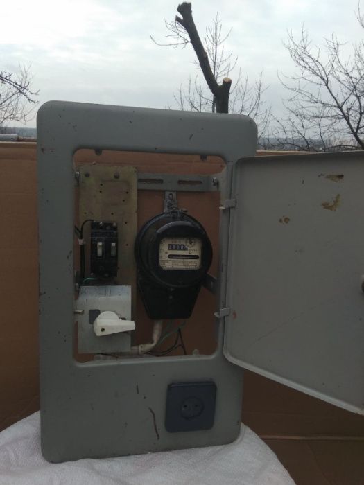 Щиток квартирний однофазний з лічильником 34 ампери.