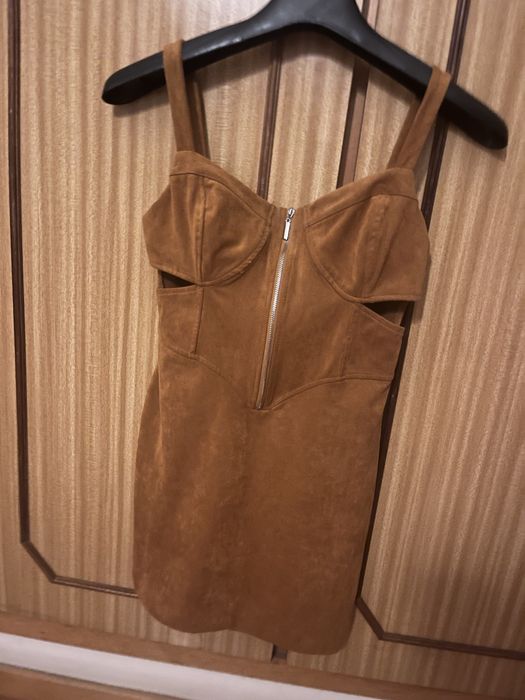 Vestido de veludo castanho Bershka,com recortes por baixo do peito,S