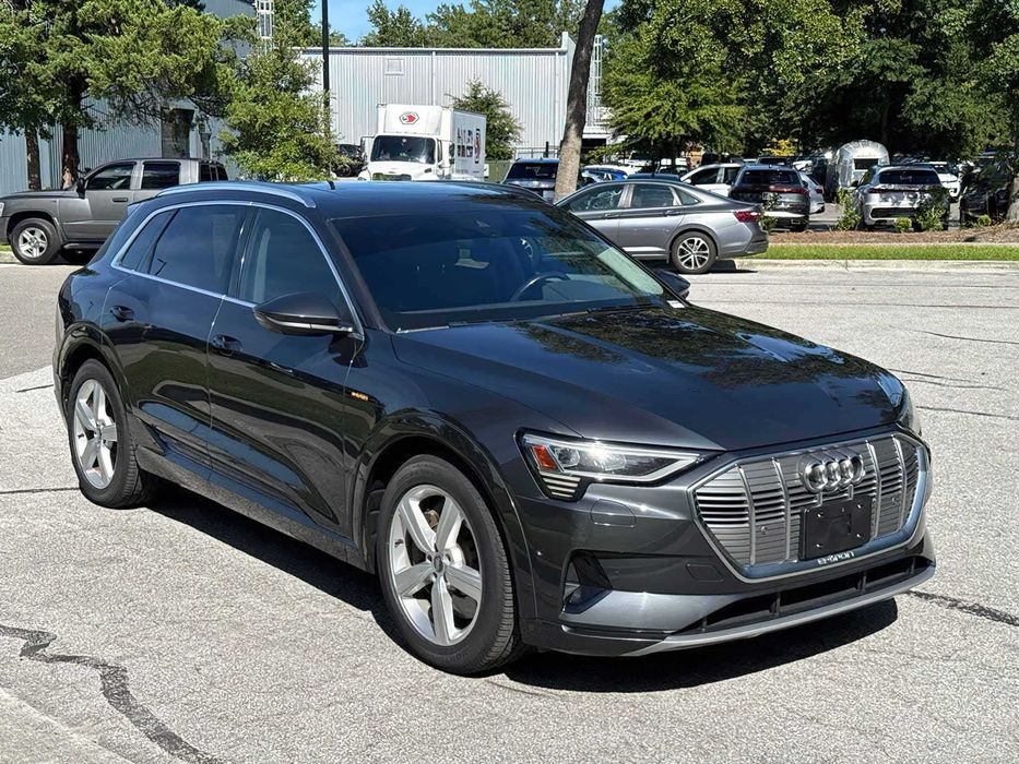 Audi e-tron      2019